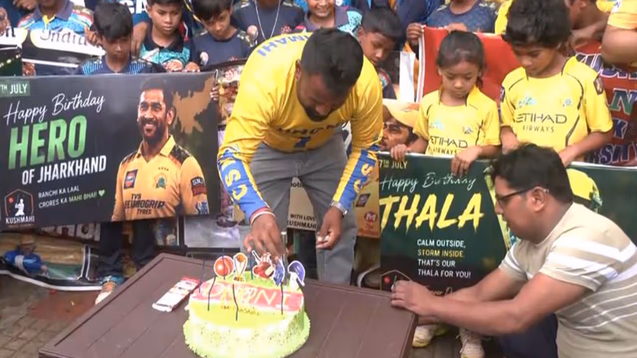 Fans celebrate MS Dhoni's birthday outside Ranchi residence Fans celebrate MS Dhoni's birthday outside Ranchi residence