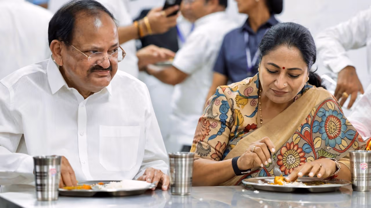 Delhi Launches 100 Atal Canteens Delhi Launches 100 Atal Canteens