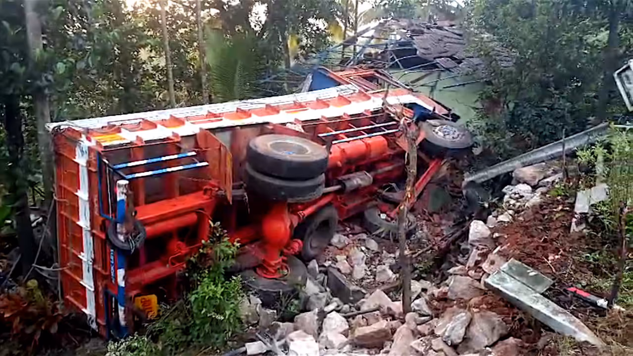 lorry accident kollam 