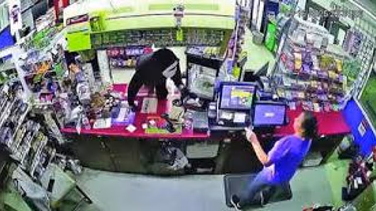 US Store Robbery Attempt 