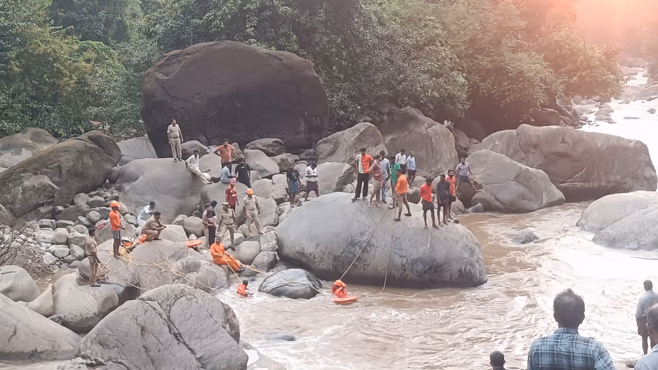 flash flood in iruvazhinjipuzha woman missing during outing near kalampara flash flood in iruvazhinjipuzha woman missing during outing near kalampara