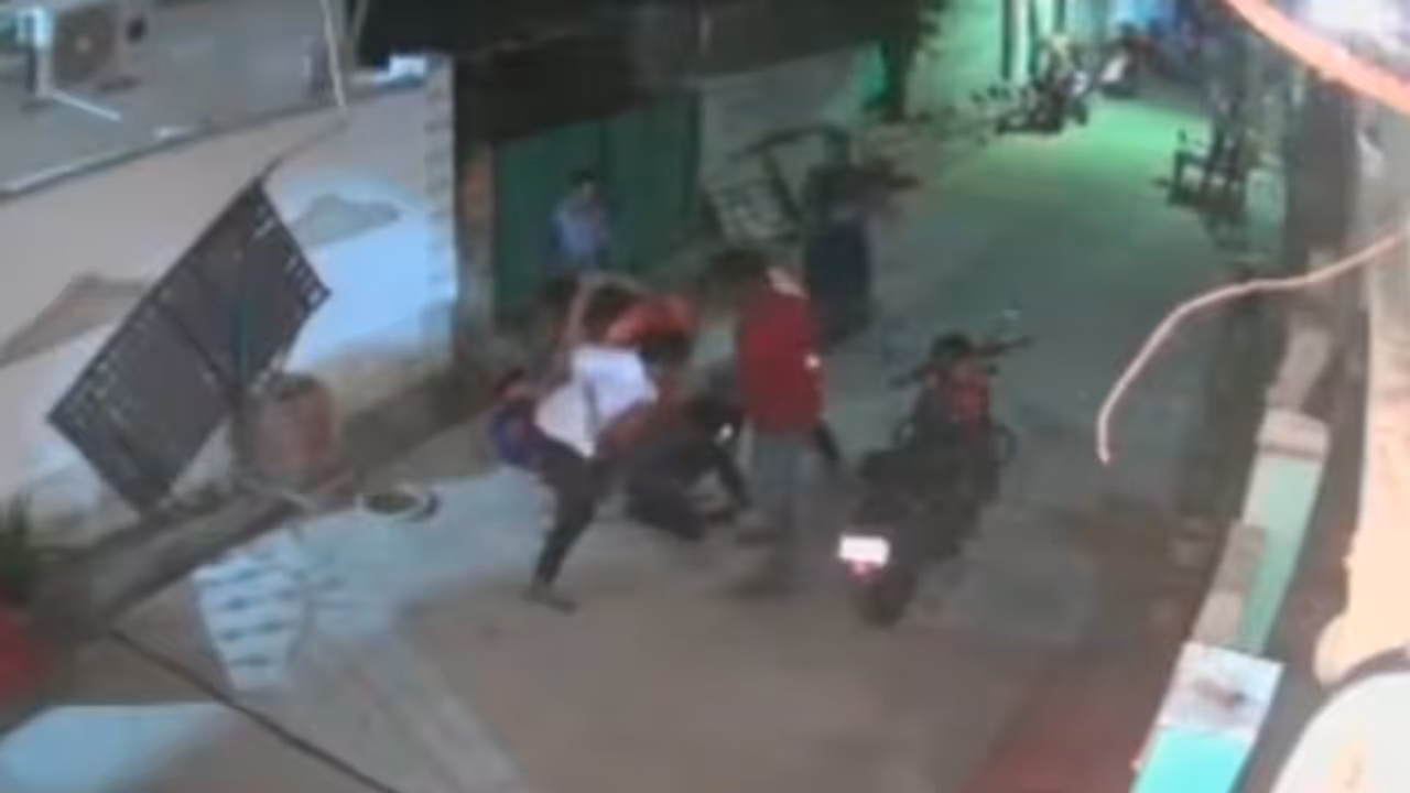 Andhra Pradesh Shocker: Woman Allegedly Assaulted, Stripped Over Minor Dispute; Viral Video Sparks Outrage (WATCH) Andhra Pradesh Shocker: Woman Allegedly Assaulted, Stripped Over Minor Dispute; Viral Video Sparks Outrage (WATCH)