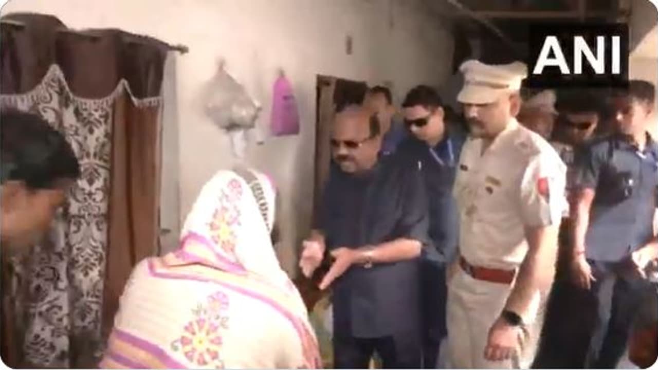 Murshidabad Violence: মুর্শিদাবাদে ওয়াকফ সংশোধনী আইনের বিরুদ্ধে বিক্ষোভের সময় সংঘটিত হিংসায় আক্রান্তদের সঙ্গে দেখা করেছেন পশ্চিমবঙ্গের রাজ্যপাল সিভি আনন্দ বোস। Murshidabad Violence: মুর্শিদাবাদে ওয়াকফ সংশোধনী আইনের বিরুদ্ধে বিক্ষোভের সময় সংঘটিত হিংসায় আক্রান্তদের সঙ্গে দেখা করেছেন পশ্চিমবঙ্গের রাজ্যপাল সিভি আনন্দ বোস।