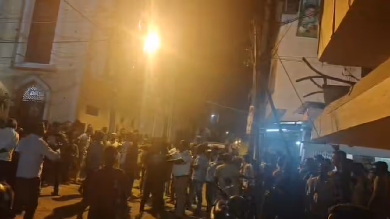 Curfew imposed in Maddur after Ganesh Visarjan stone pelting Curfew imposed in Maddur after Ganesh Visarjan stone pelting