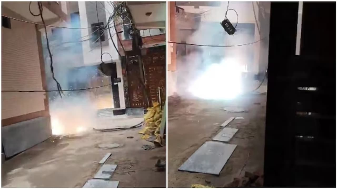 Delhi Street Turns Into A Nightmare As Overhead Wires Clash, Spark And Break Into Smoke Delhi Street Turns Into A Nightmare As Overhead Wires Clash, Spark And Break Into Smoke