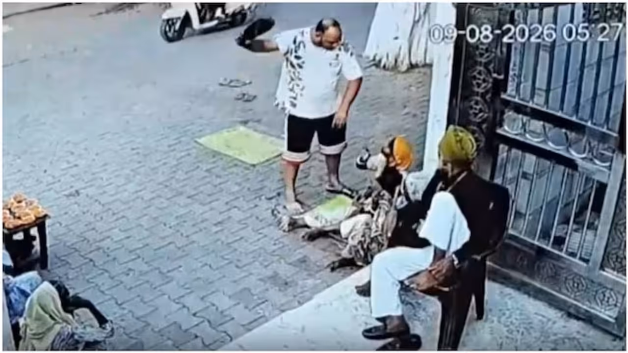 “He Kept Hitting Her”: Man Brutally Assaults Woman Beggar Outside Punjab Temple, Video Sparks Outrage “He Kept Hitting Her”: Man Brutally Assaults Woman Beggar Outside Punjab Temple, Video Sparks Outrage