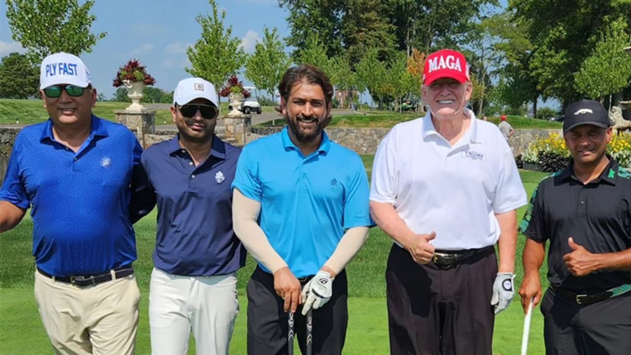 MS Dhoni viral video with former US President Donald Trump MS Dhoni viral video with former US President Donald Trump