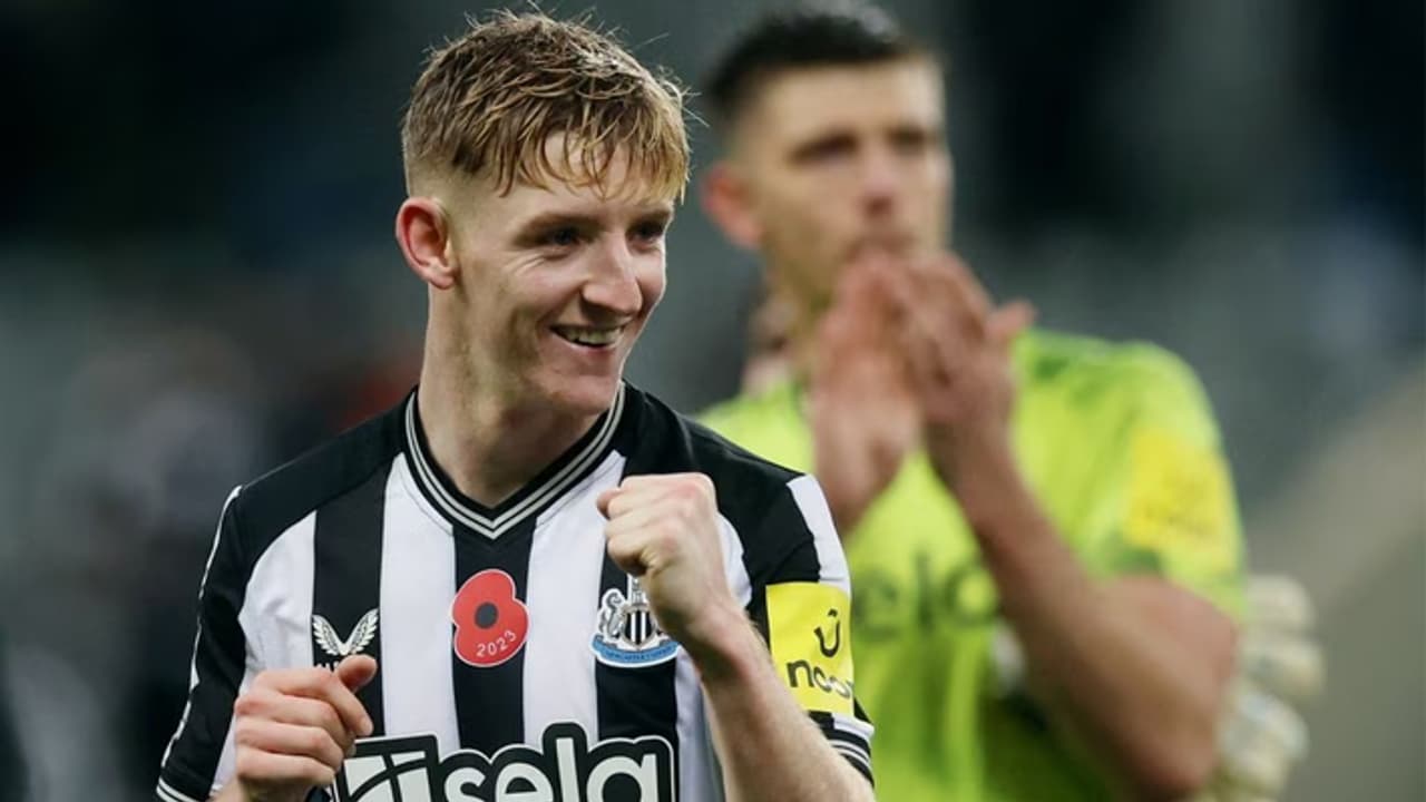 New castle defeat arsenal with controversion goal New castle defeat arsenal with controversion goal