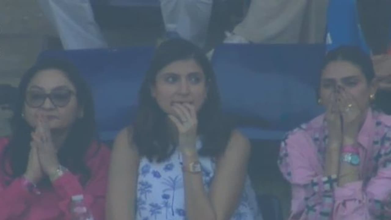 Anushka Sharma and athiya Shetty reaction when Virat Kohli bold