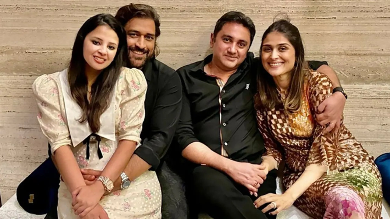 MS Dhoni celebrates new year with wife Sakshi MS Dhoni celebrates new year with wife Sakshi