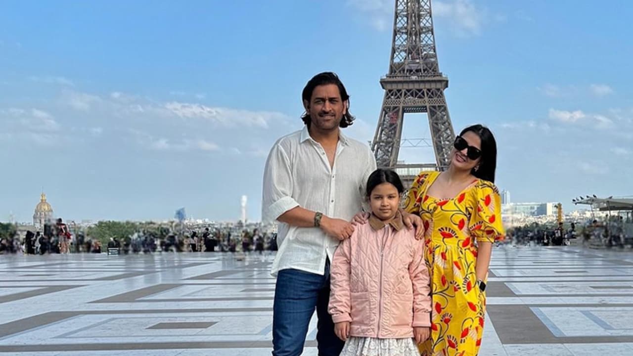 MS Dhoni and his wife Sakshi Dhoni visited Eiffel tower in France MS Dhoni and his wife Sakshi Dhoni visited Eiffel tower in France
