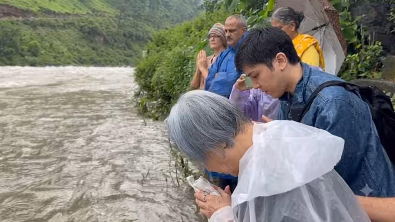 From Japan to Bageshwar: Woman Carries Husband's Ashes to Fulfil His Final Wish in Saryu River From Japan to Bageshwar: Woman Carries Husband's Ashes to Fulfil His Final Wish in Saryu River
