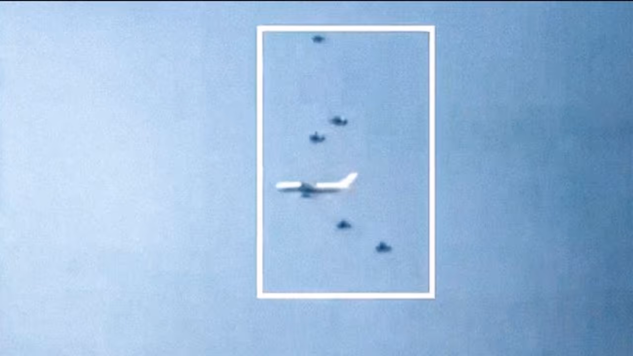 JD Vances plane escorted by Pakistani F 16 aircraft JD Vances plane escorted by Pakistani F 16 aircraft