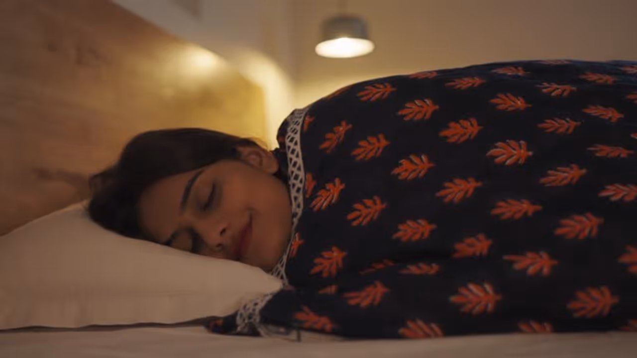 disadvantages of sleeping with lights on