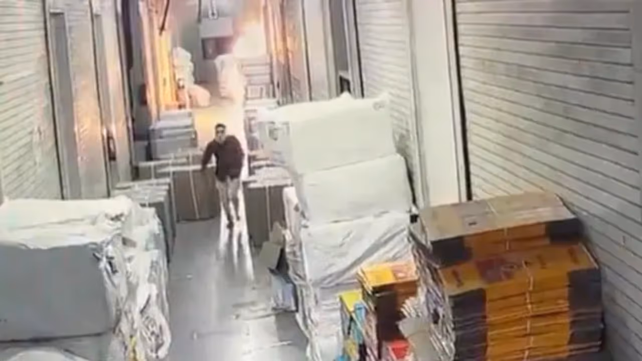 ₹10,000 Dispute Sparks ₹24 Crore Blaze at Surat Textile Market ₹10,000 Dispute Sparks ₹24 Crore Blaze at Surat Textile Market