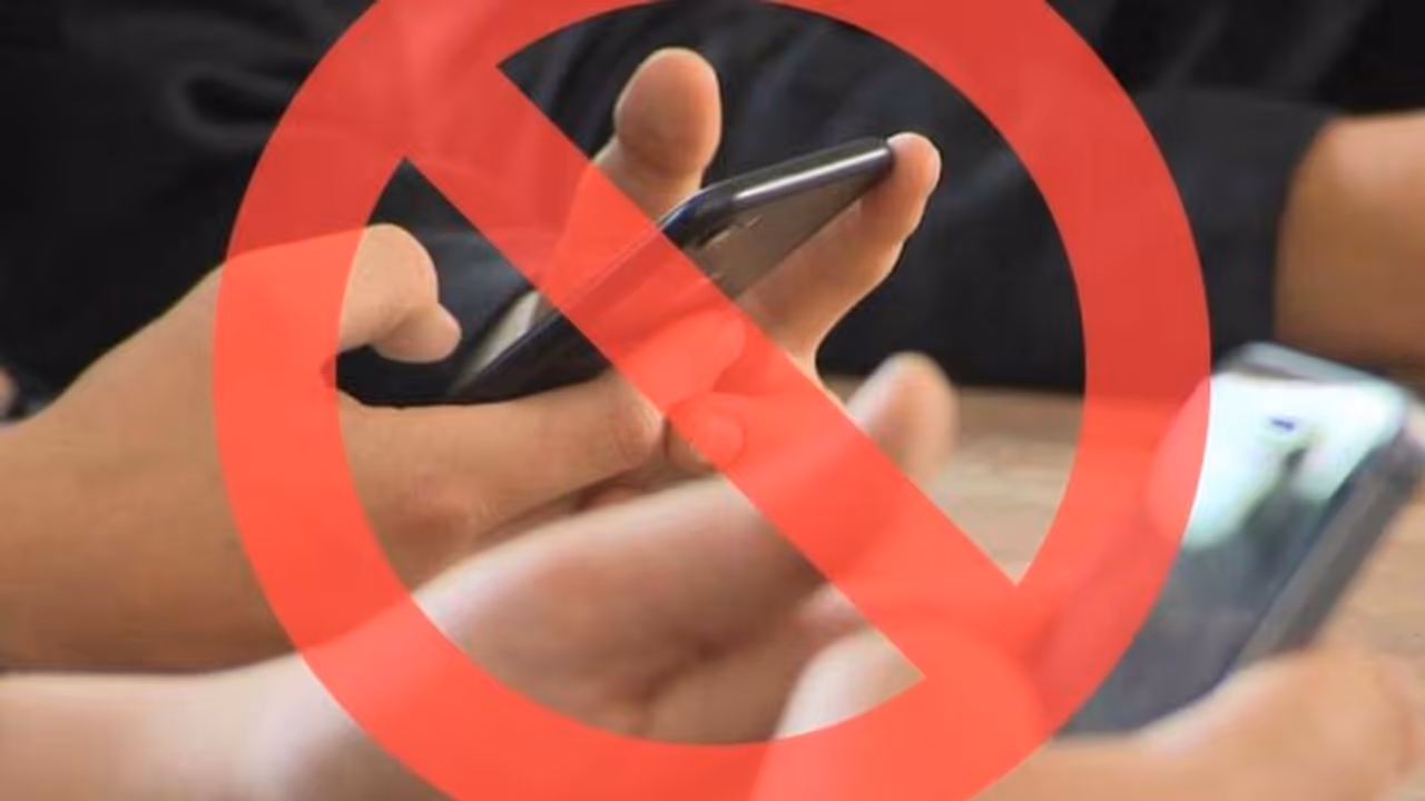 Israeli students prohibited from using mobile phones in primary schools Israeli students prohibited from using mobile phones in primary schools