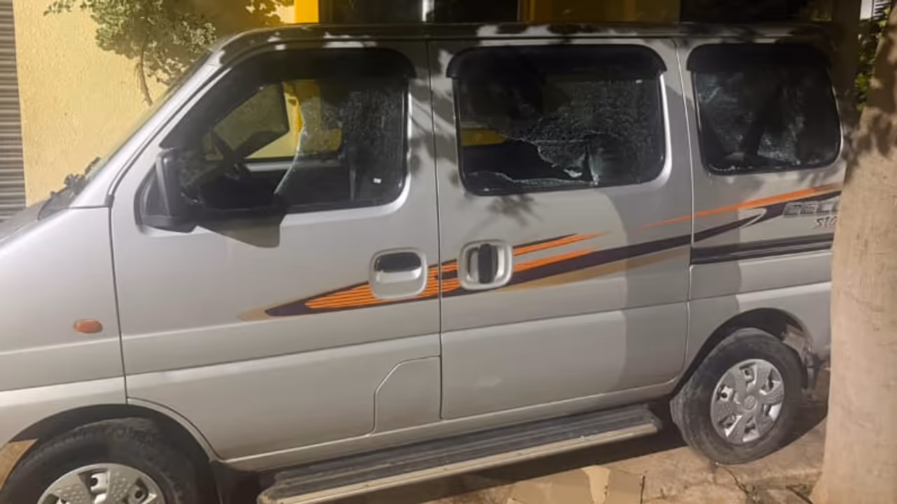 Wheeling Row Turns Violent Peenya Miscreants Attack Local's Vehicle Wheeling Row Turns Violent Peenya Miscreants Attack Local's Vehicle