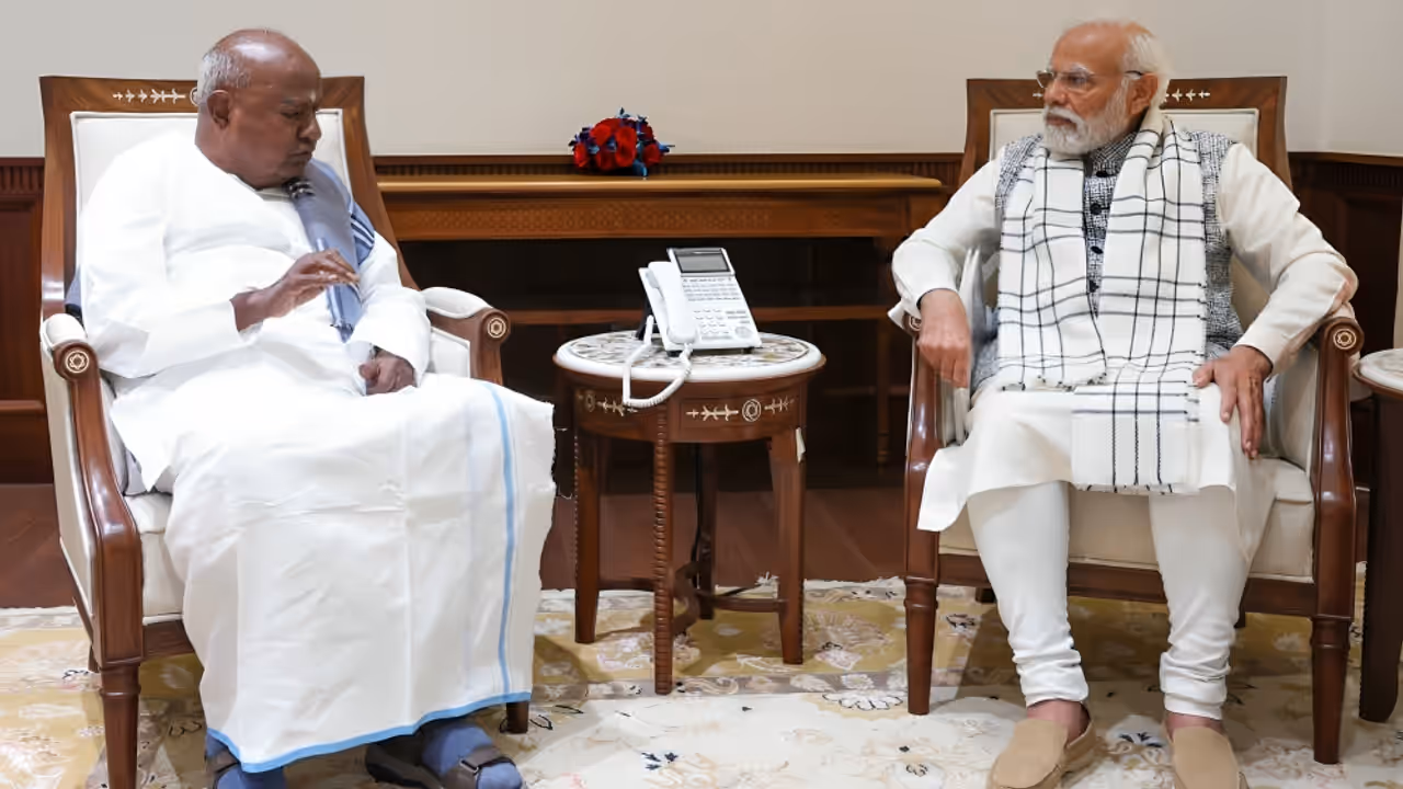 Former Prime Minister and Janata Dal (Secular) founder HD Deve Gowda with Prime Minister Narendra Modi Former Prime Minister and Janata Dal (Secular) founder HD Deve Gowda with Prime Minister Narendra Modi