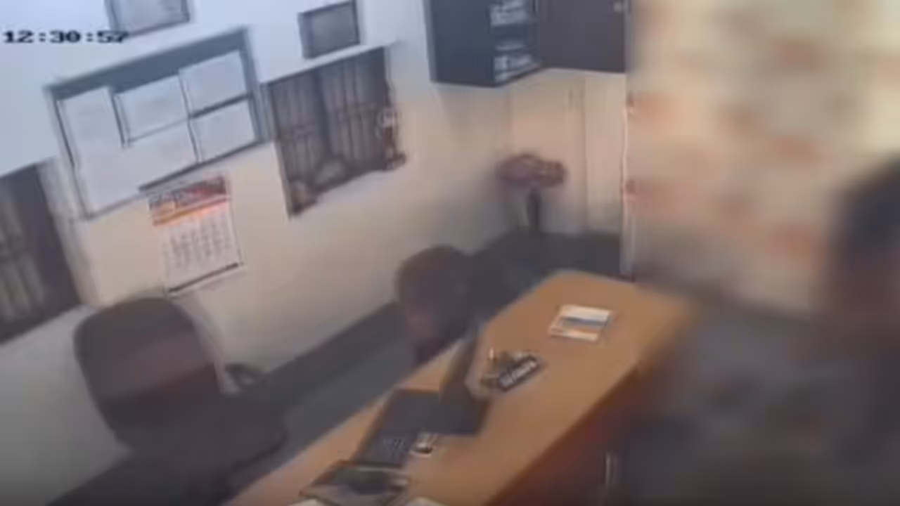 Ludhiana School Horror: Peon Allegedly Grabs, Forcibly Kisses 16 Year Old Student; Arrested Ludhiana School Horror: Peon Allegedly Grabs, Forcibly Kisses 16 Year Old Student; Arrested