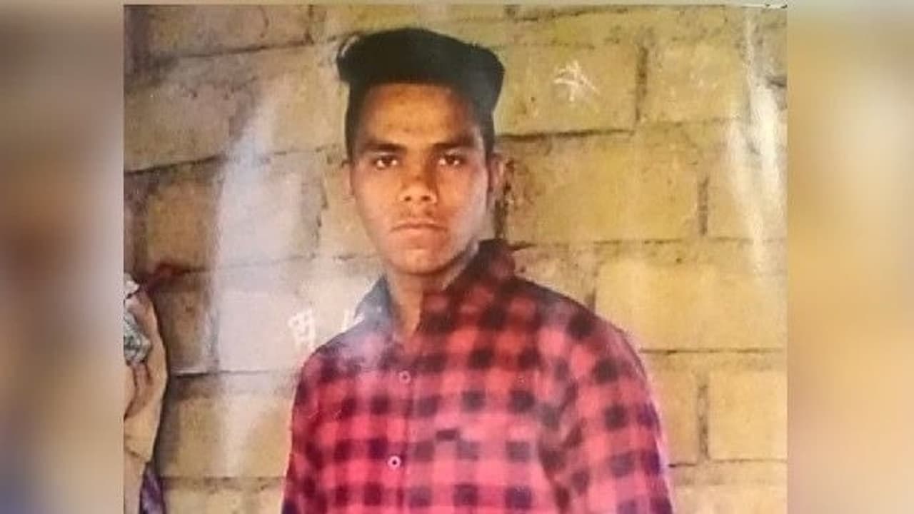 युवक पहुंचा