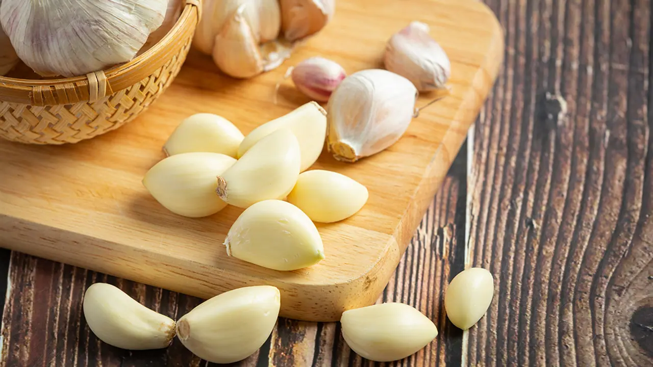 How To Peel Garlic Easily How To Peel Garlic Easily