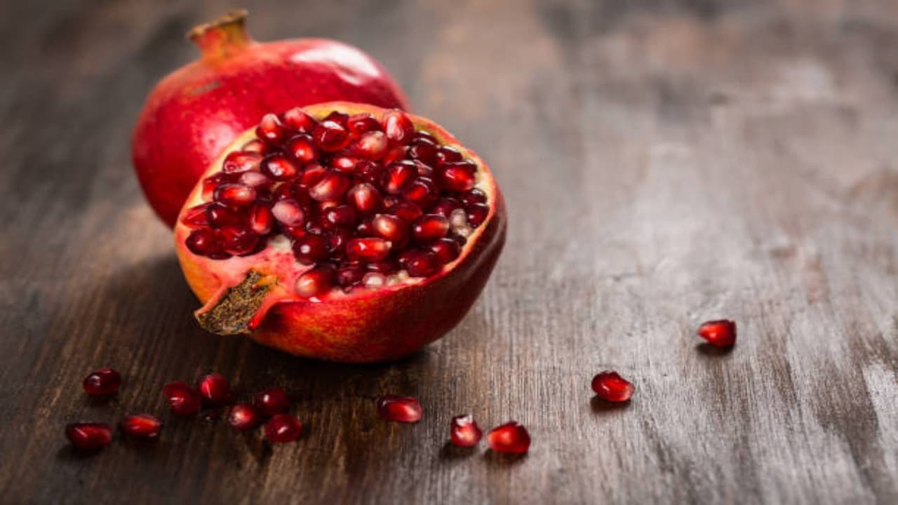 5 compelling reasons to eat 1 pomegranate in breakfast daily