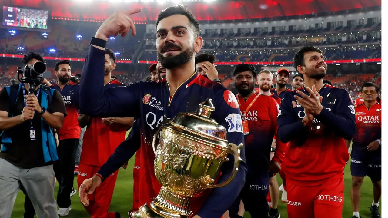 virat kohli with ipl trophy 
