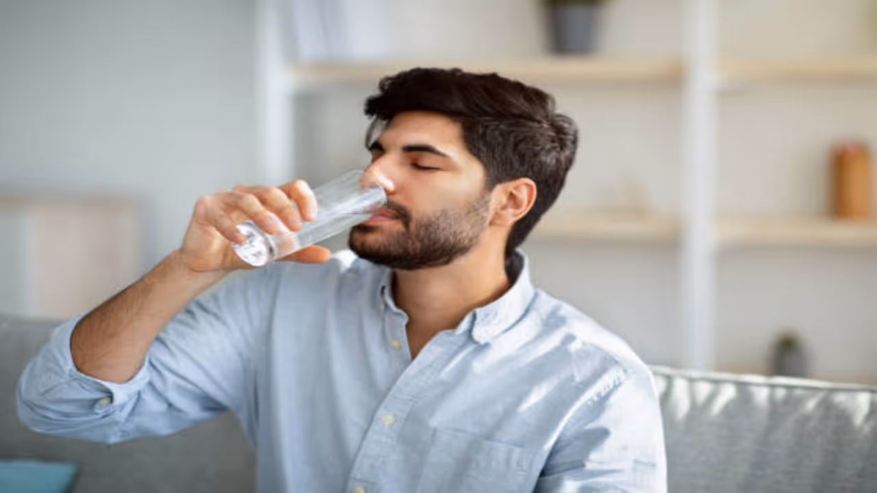 7 reasons to drink water first thing in the morning to start your healthy day