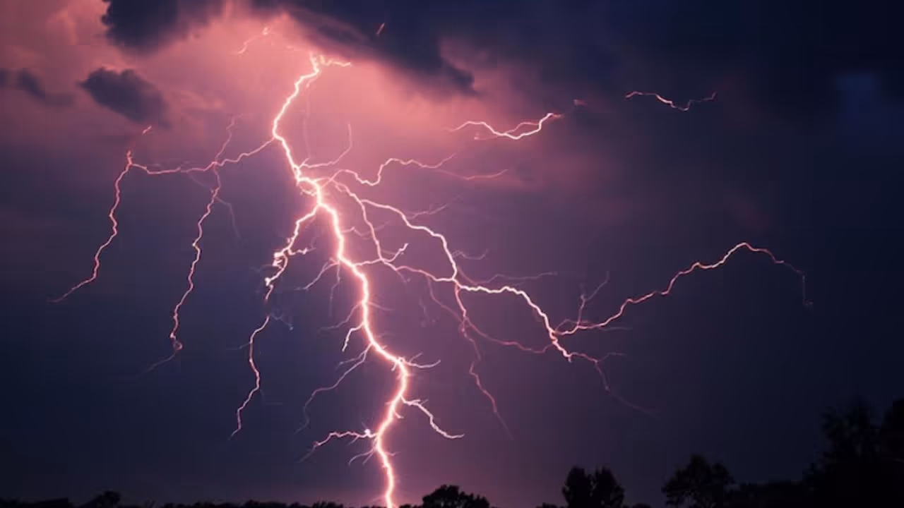 How to protect yourself from lightning during thunderstorms