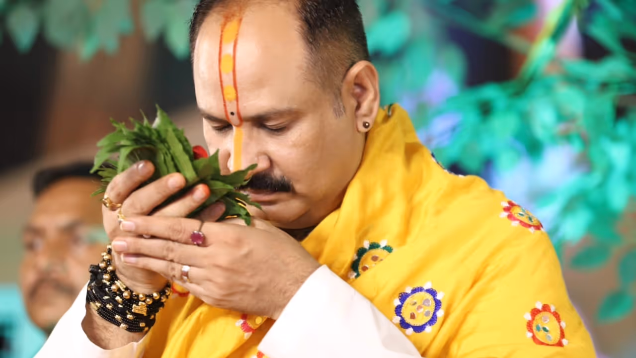 Pandit Pradeep Mishra biography Pandit Pradeep Mishra biography