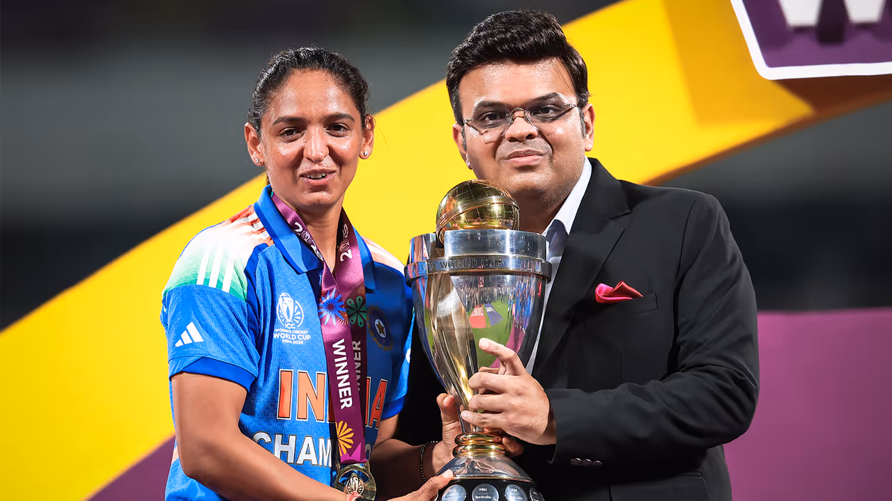 Harmanpreet Kaur Touches Jay Shah Feet