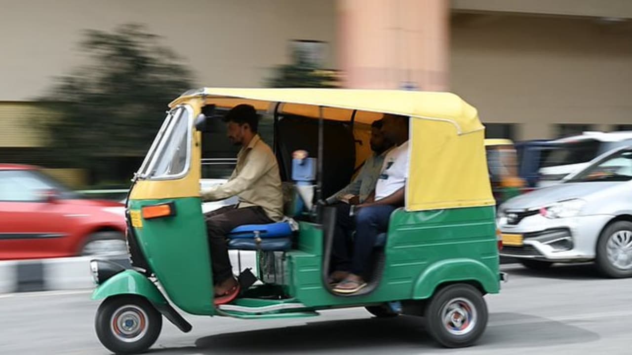 Bengaluru Auto Driver’s Surprise for IT Intern Melts Hearts Bengaluru Auto Driver’s Surprise for IT Intern Melts Hearts