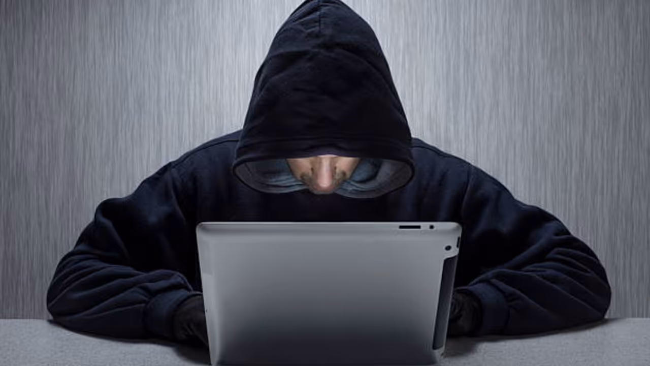 Online fraud fraudster poses as rahul gandhi pa cheats woman in dehradun