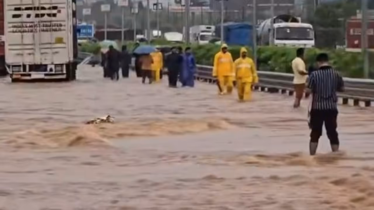 mumbai pune expressway landslide heavy rain road rail traffic disrupted mumbai pune expressway landslide heavy rain road rail traffic disrupted