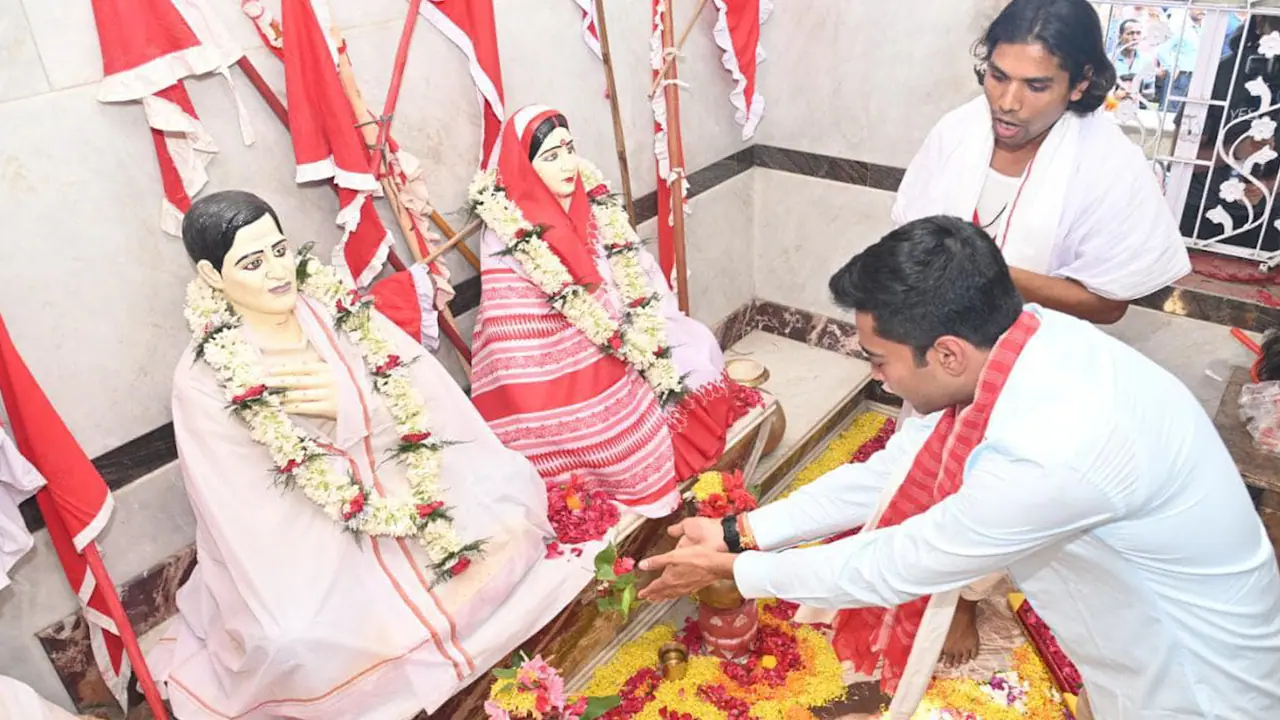 Abhishek banerjee could not enter Thakurbari motua mandir at thakurnagar due to protestors threatened Shantanu Thakur Abhishek banerjee could not enter Thakurbari motua mandir at thakurnagar due to protestors threatened Shantanu Thakur