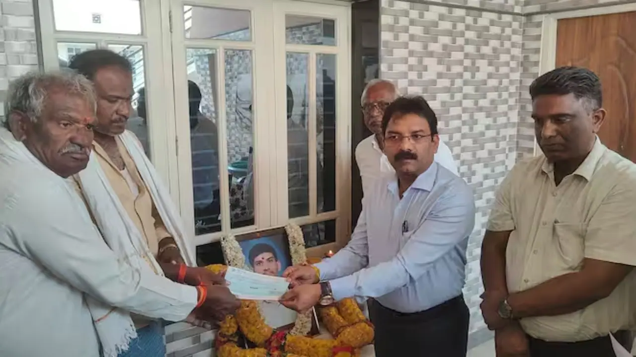 ಚೆಕ್ ವಿತರಣೆ