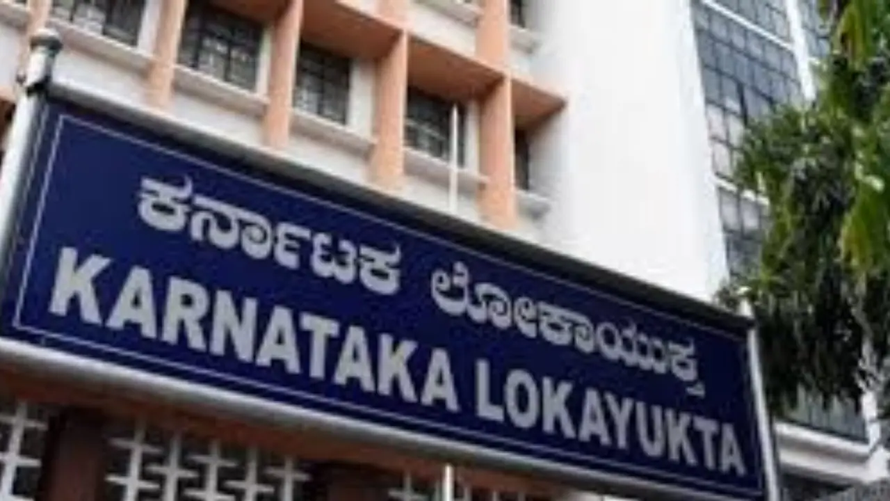 Lokayukta raid Mysuru CESC AEE engeneers trapped while accepting bribe