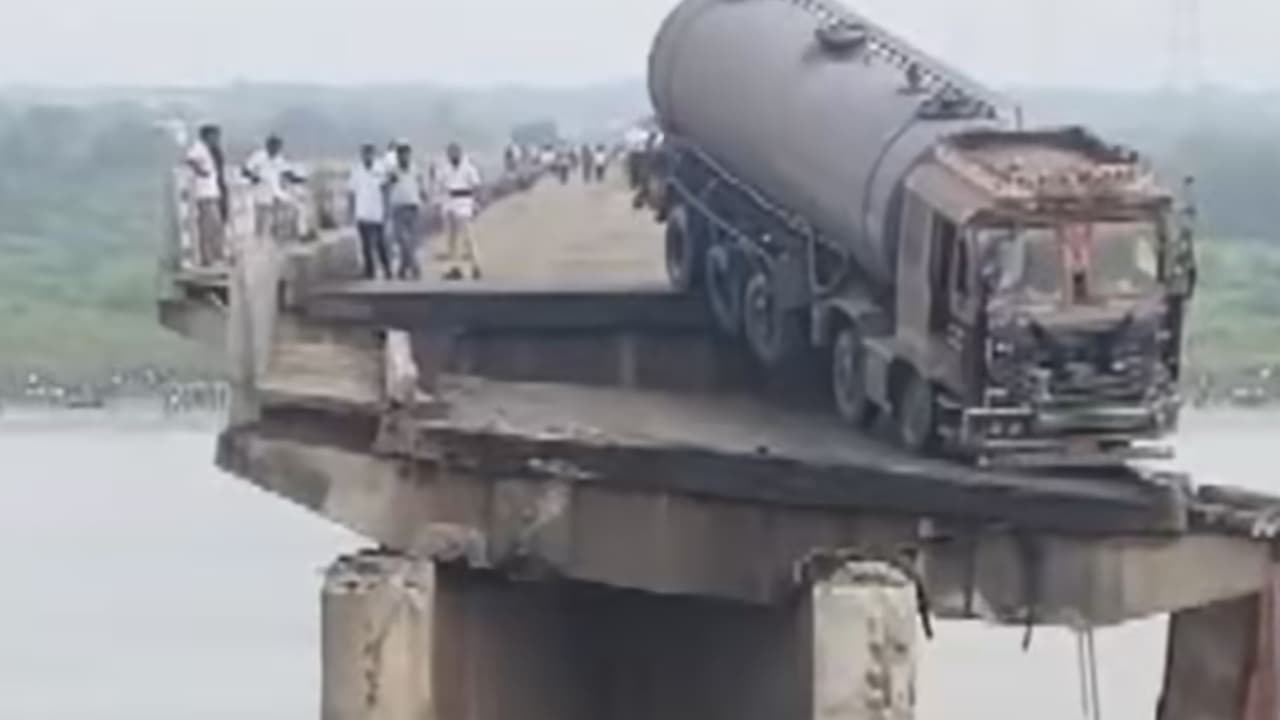 Gujarat Mahisagar river bridge collapse