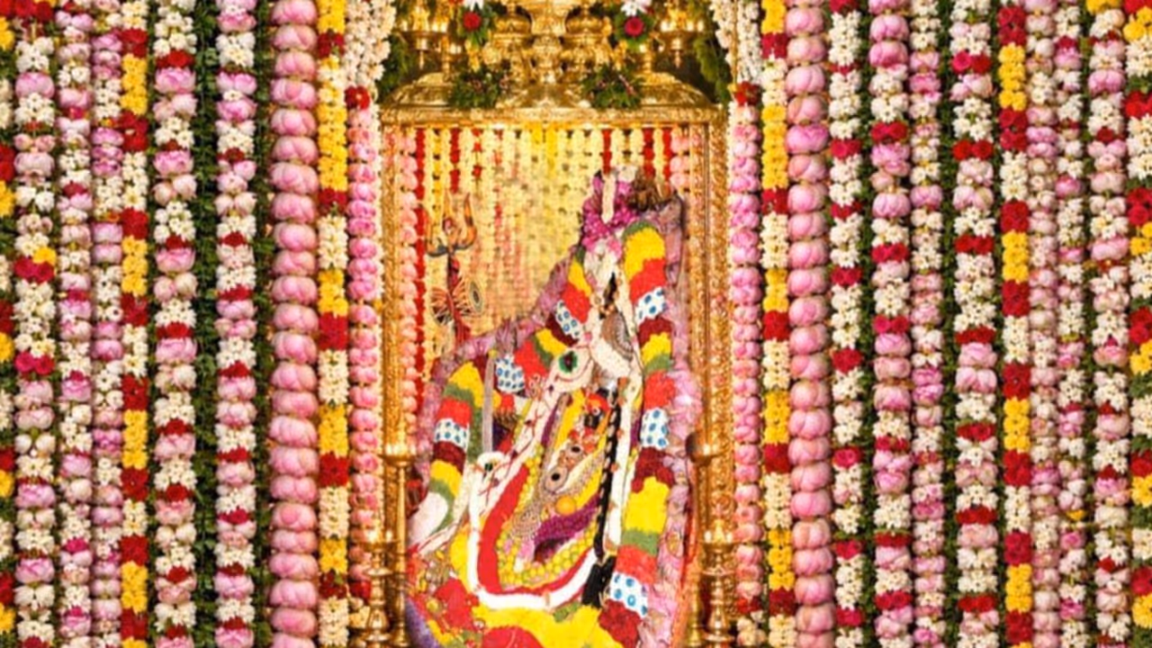 Karnataka: 10,108 Lotuses Brought For Kolaramma's Swarna Kamala Karnataka: 10,108 Lotuses Brought For Kolaramma's Swarna Kamala