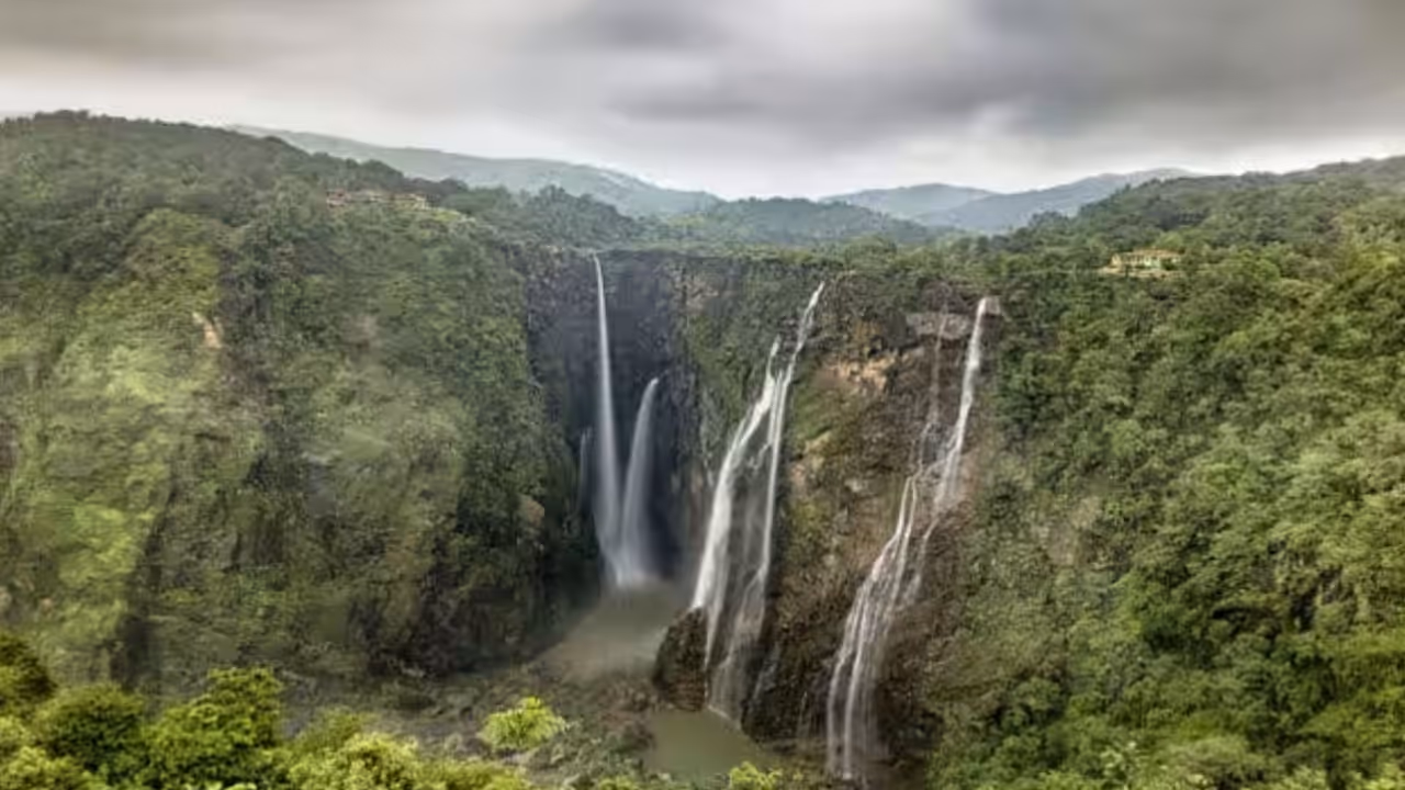 Jog Falls tourists disappointed by low water flow amid poor rainfall Jog Falls tourists disappointed by low water flow amid poor rainfall
