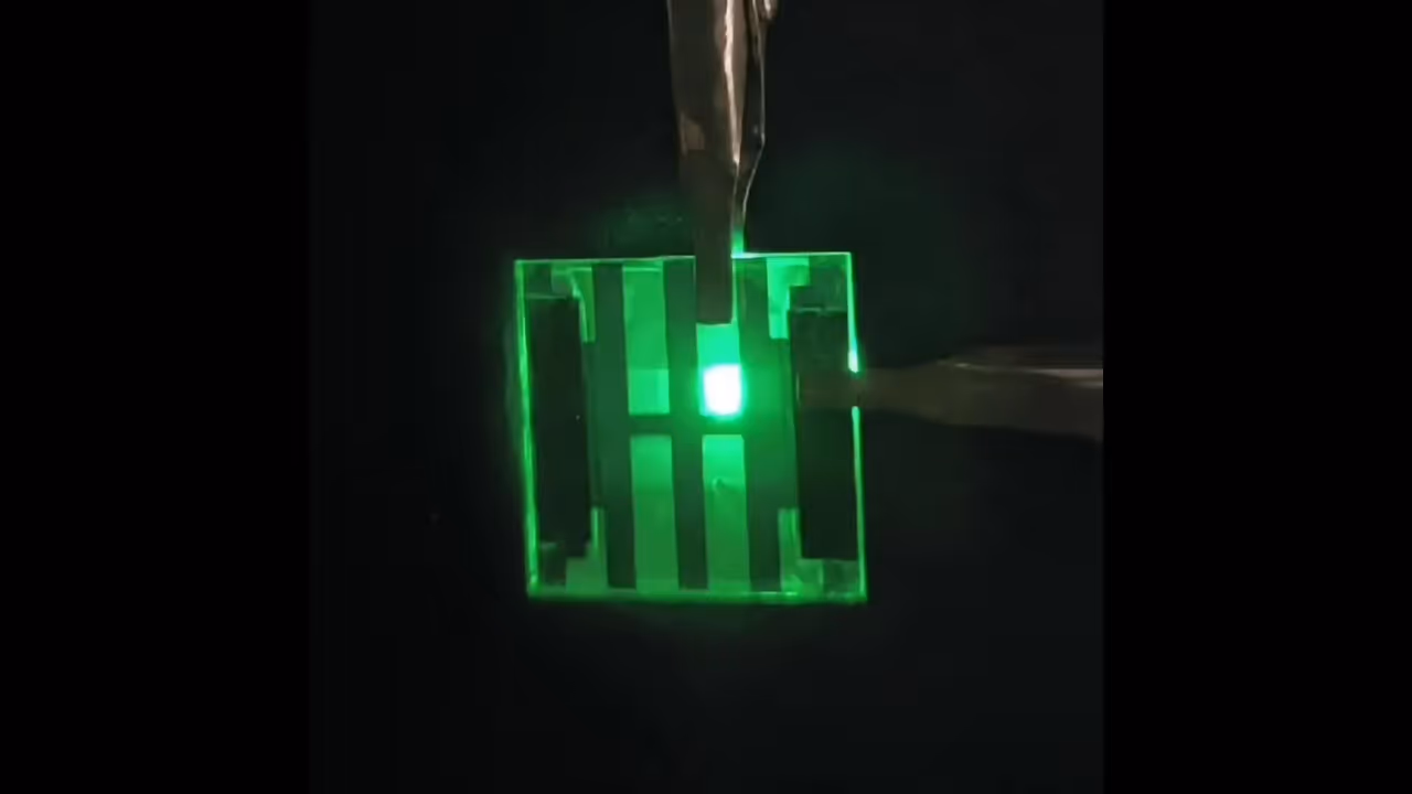 Paper thin quantum dot device lights up LEDs like natural sunlight