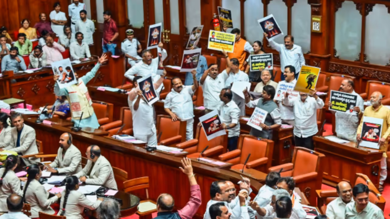 Valmiki corporation scam BJP Protest and demandig B Nagendra resignation Valmiki corporation scam BJP Protest and demandig B Nagendra resignation