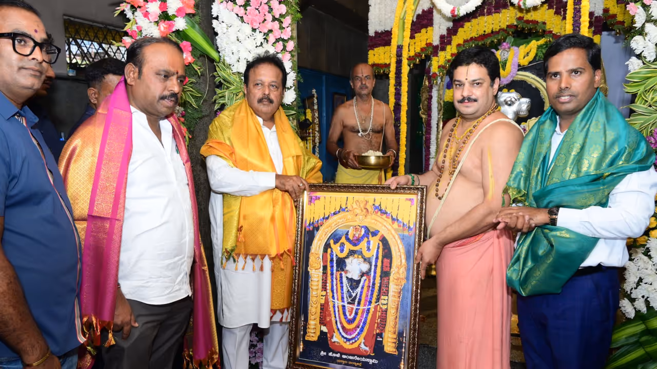 Minister Chaluvarayaswamy visit Anjaneya temple Minister Chaluvarayaswamy visit Anjaneya temple