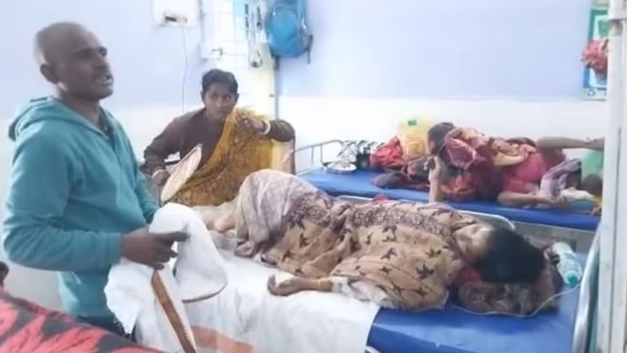 श्राद्ध कर्म के भोज में खाने को दही नहीं मिली तो एक युवक इतना नाराज हो गया कि उसने भोज देने वाले परिवार पर खौलता हुआ पानी फेंक दिया श्राद्ध कर्म के भोज में खाने को दही नहीं मिली तो एक युवक इतना नाराज हो गया कि उसने भोज देने वाले परिवार पर खौलता हुआ पानी फेंक दिया