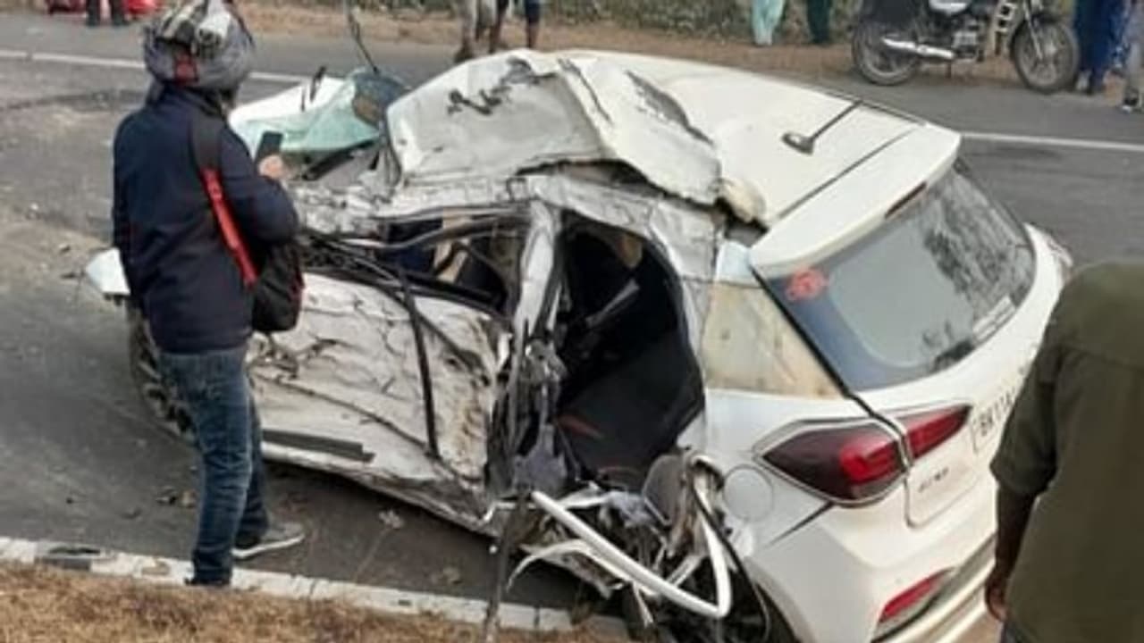 तेज रफ्तार कार पेड़ में टकराने से दो की मौत हो गई