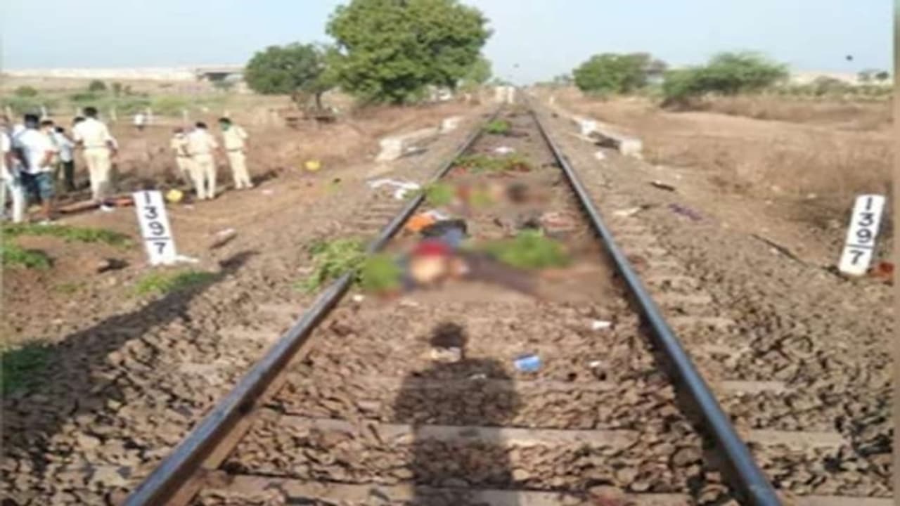 ट्रेन की चपेट में आने से तीन दोस्तों की मौत हो गई