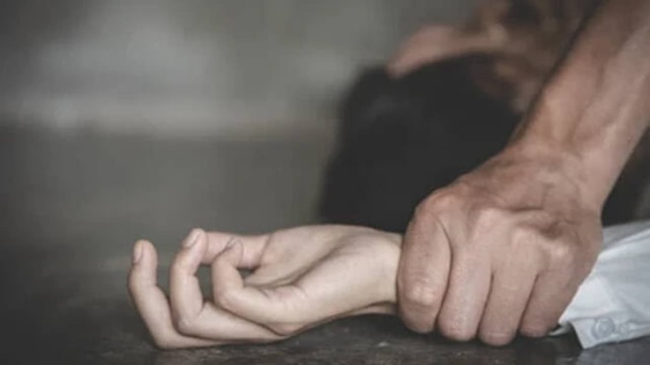 मुंबई के नागपाडा इलाके के एक स्कूल प्रिंसिपल ने नाबालिग से रेप की वारदात को अंजाम दिया है।