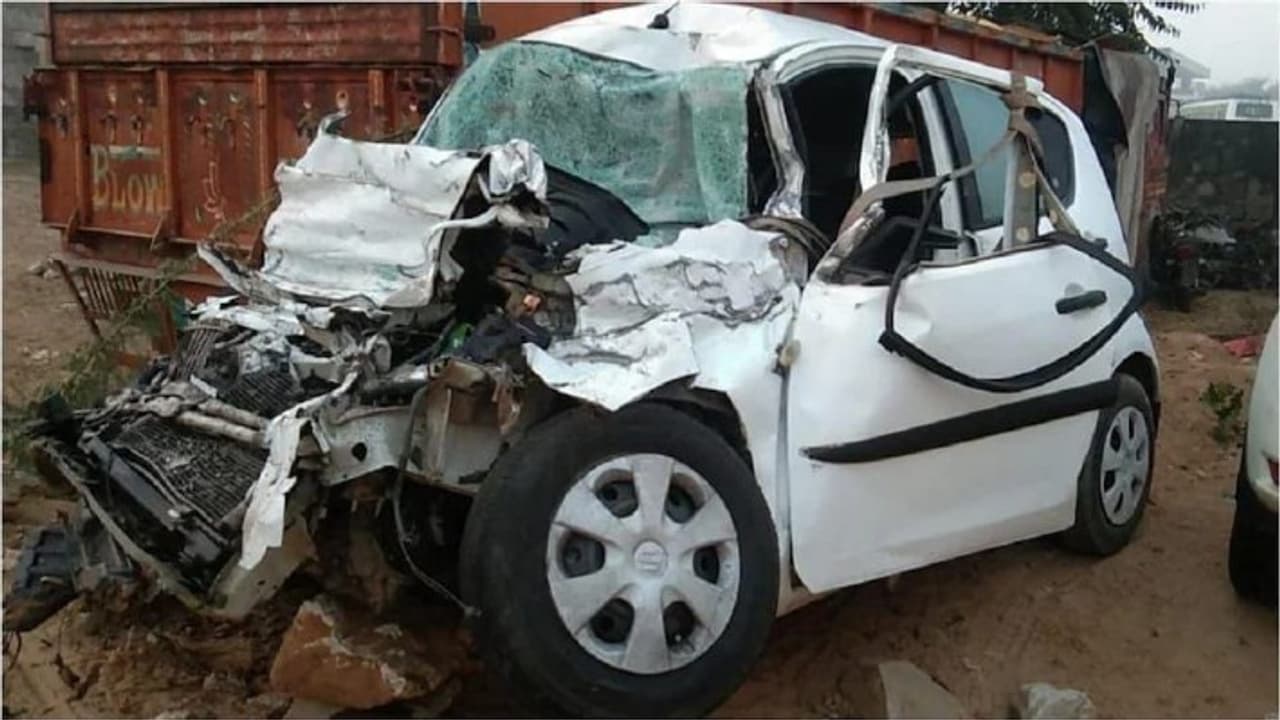 भीषण हादसे में 5 दोस्तों की दर्दनाक मौत हो गई। भीषण हादसे में 5 दोस्तों की दर्दनाक मौत हो गई।