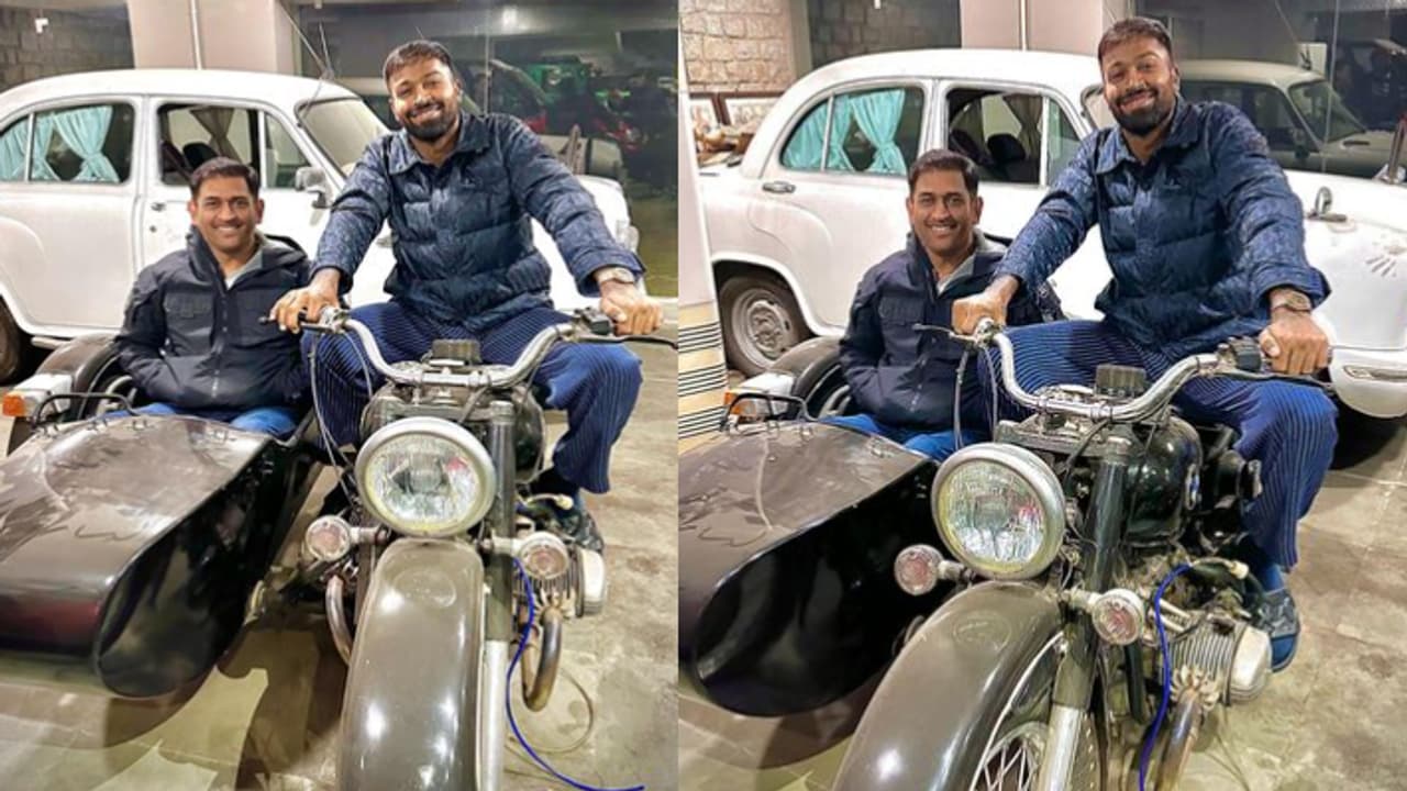 Hardik Pandya and Mahendra Singh Dhoni viral photo