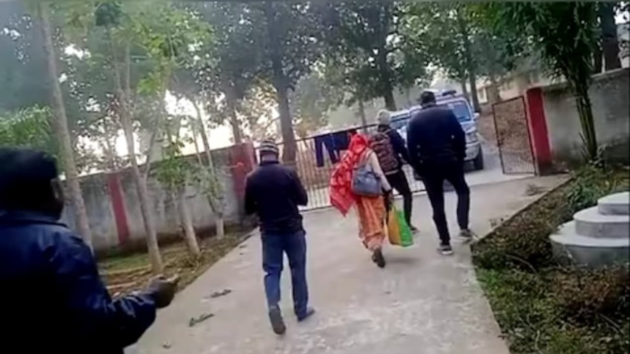 स्कूल टीचर होस्टल में महिला के साथ अश्लील हरकत करते रंगेहाथ पकड़ा गया। स्कूल टीचर होस्टल में महिला के साथ अश्लील हरकत करते रंगेहाथ पकड़ा गया।